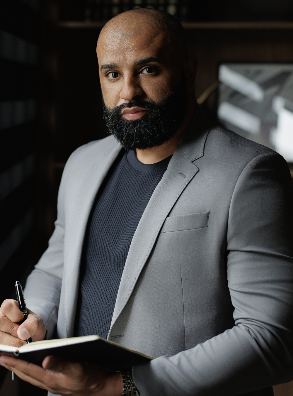 Gilmar Aurélio analisando documentos